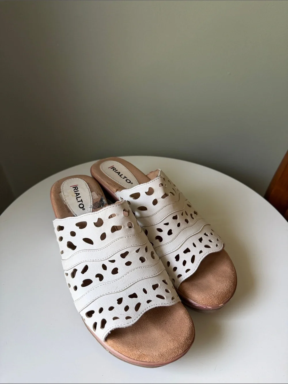 Rialto White Laser Cut Wedge Slide Sandals – Women’s Size 8.5 Flaw